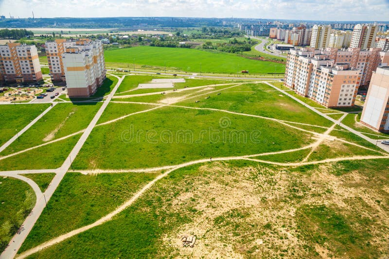 空地的看法在公寓之间的 库存图片 空地的看法在公寓之间的 库存图片
