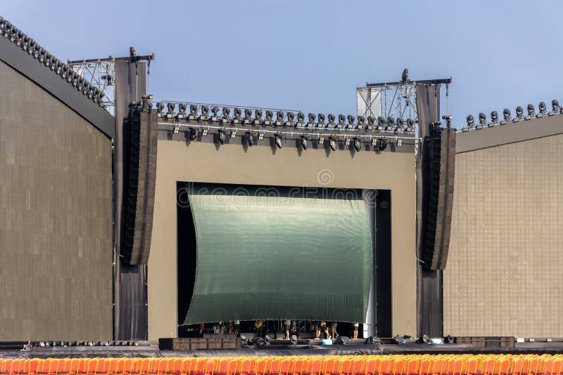 空户外音乐厅. 节日表演或演示的场景. 台阶及轻装 免版税图库摄影