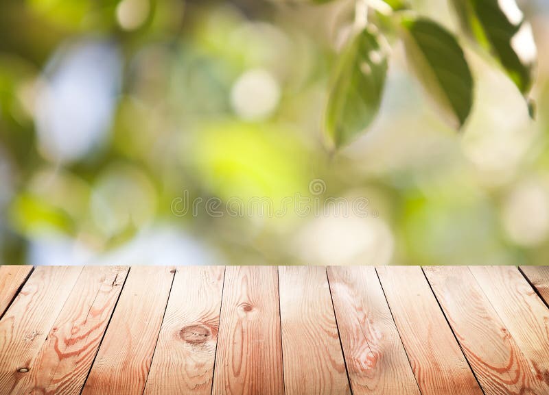 空的木桌有叶子bokeh背景。
