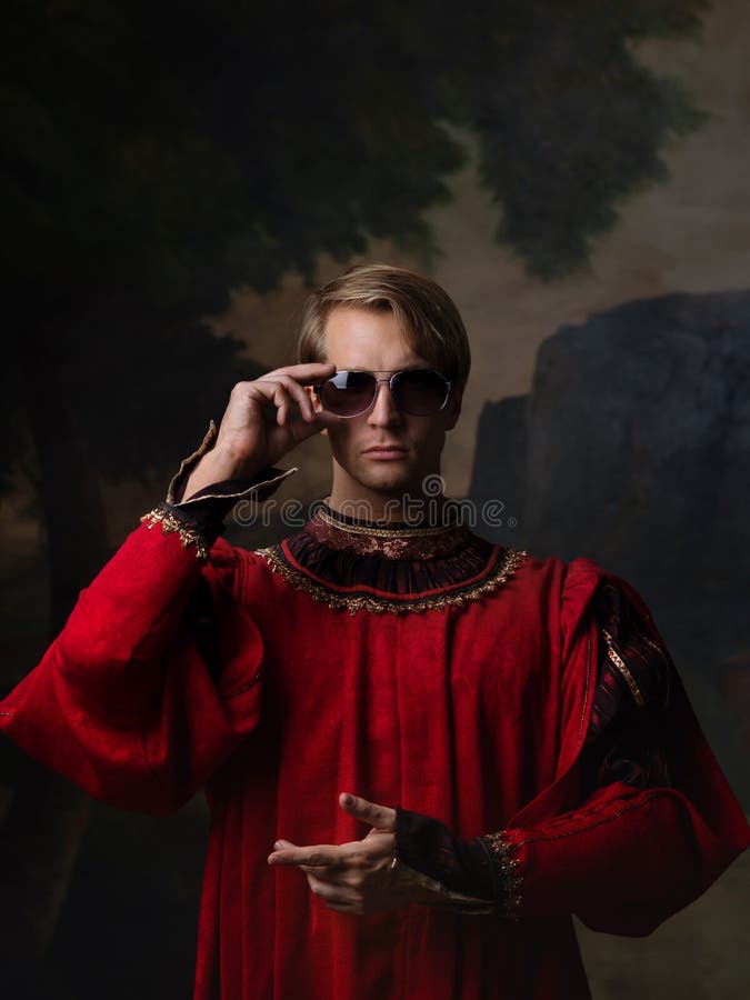 穿皇家红色紧身衣和太阳镜的帅哥 免版税库存照片 穿皇家红色紧身衣和太阳镜的帅哥 免版税库存照片
