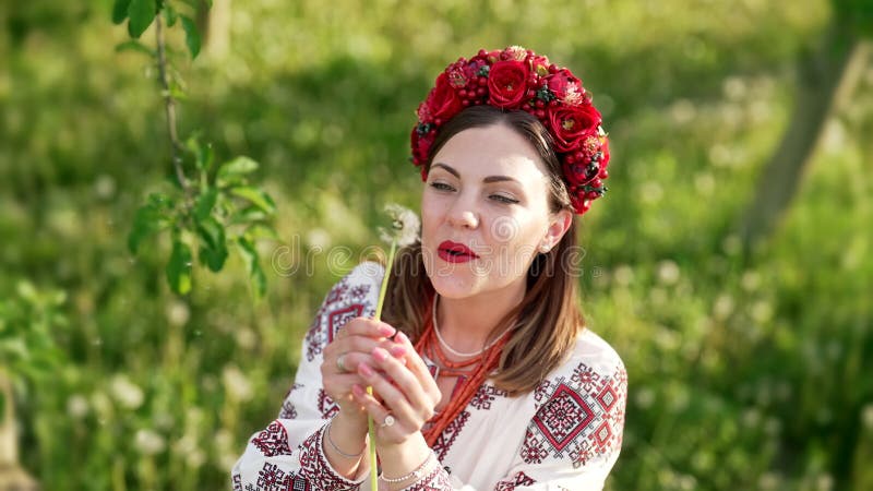 穿着传统刺绣薇夏万卡裙子、吹着蒲公英的乌克兰女性. 乌克兰自由 股票视频