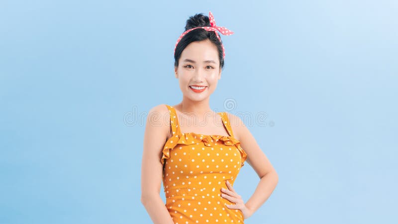 穿着波卡德服装的年轻漂亮女性微笑着摆姿势 免版税库存图片