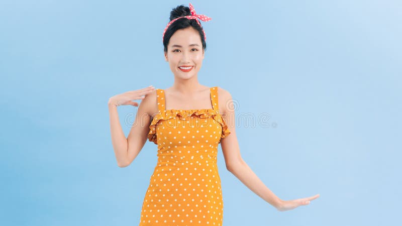 穿着波尔卡圆点灯饰的漂亮性感亚洲女人 免版税库存照片