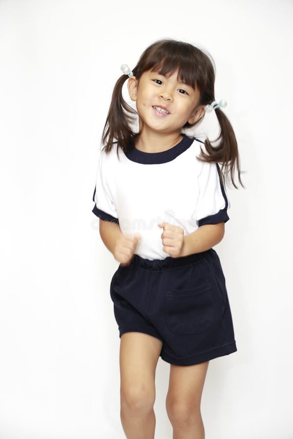 穿着运动服跑日本女孩 免版税库存照片