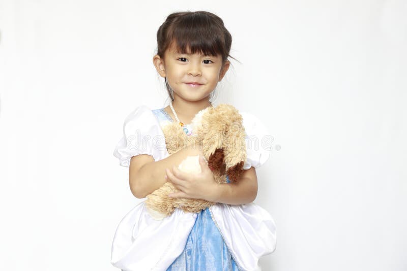 穿裙子的日本女孩手里拿着毛绒兔 库存照片