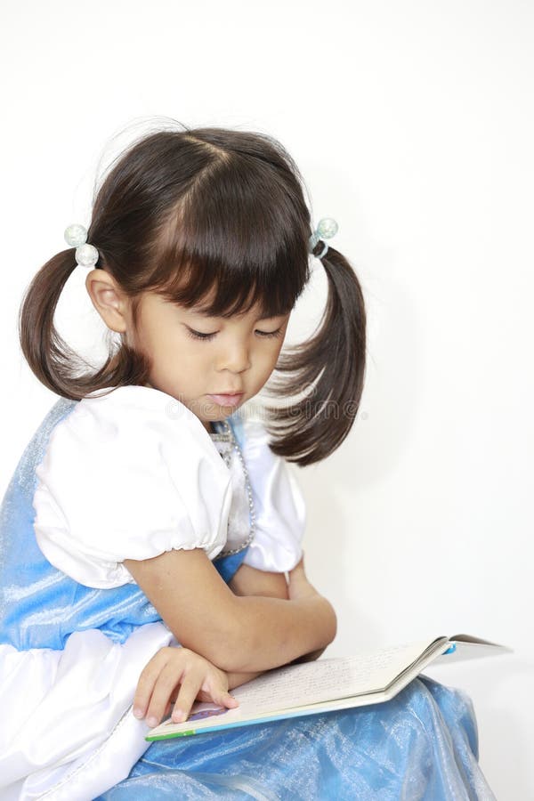 穿裙子看书的日本女孩 库存图片