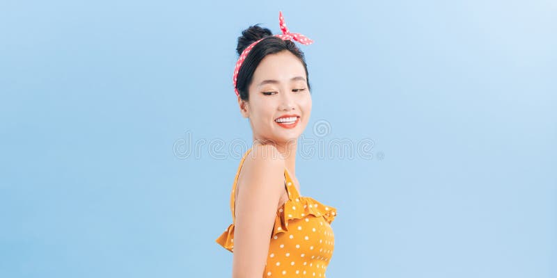 穿黄色圆点连衣裙的苗条女模特约会 库存照片