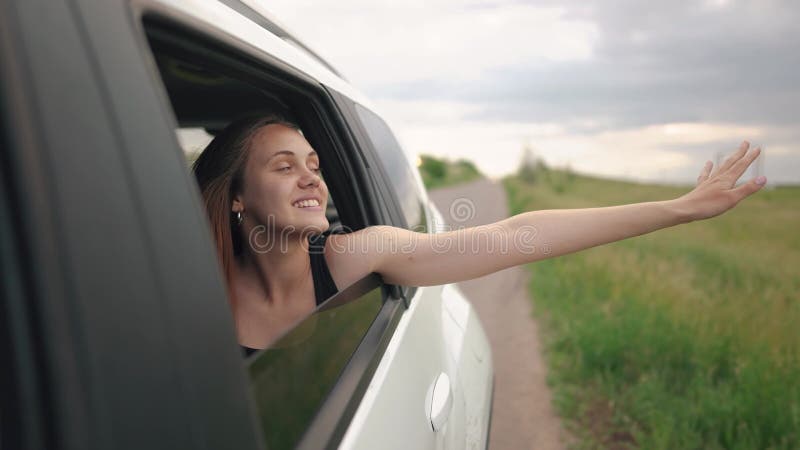 窗外的自由女孩手在开车，风挡在她脸上. 在路上的一辆汽车的旅行. 女孩 股票录像
