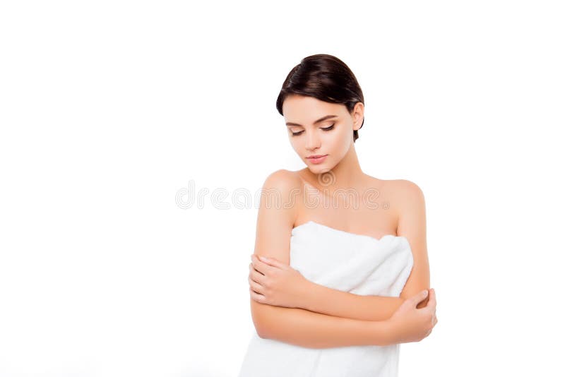 站立在毛巾的年轻人相当逗人喜爱的女孩隔绝在白色背景,温泉治疗疗法概念 迷人的夫人 软性conce 免版税库存照片 站立在毛巾的年轻人相当逗人喜爱的女孩隔绝在白色背景,温泉治疗疗法概念 迷人的夫人 软性conce 免版税库存照片
