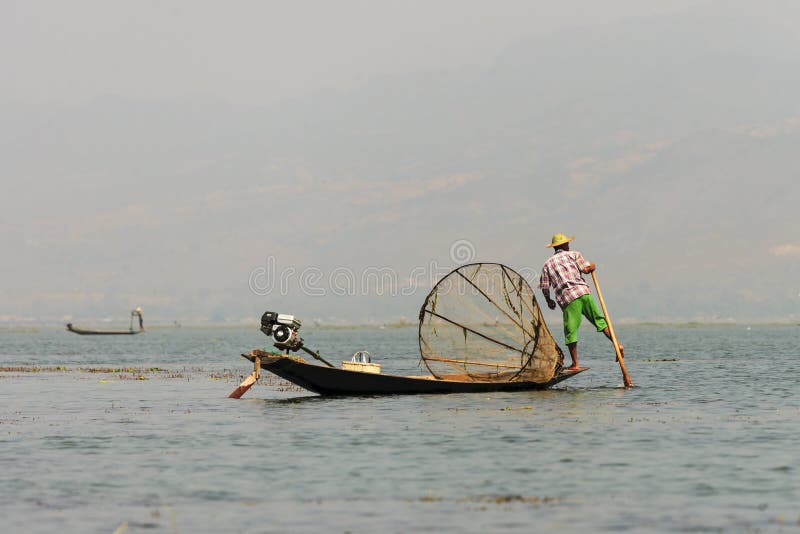 竹小船传染性的鱼的未认出的缅甸渔夫用与手工制造网的传统方式