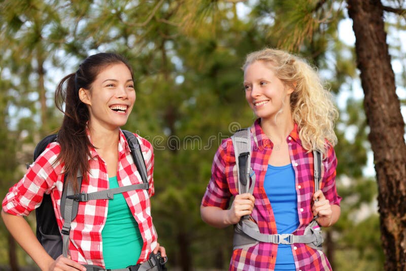 笑远足的健康生活方式妇女在森林里
