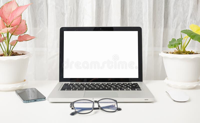笔记本电脑空白白屏眼镜和智能手机白桌