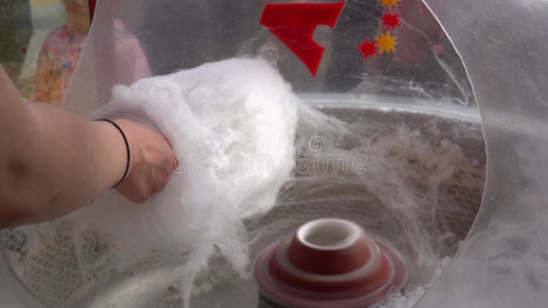 等待烛台的金发美女. 手工制作棉花糖. 框架运动 股票录像
