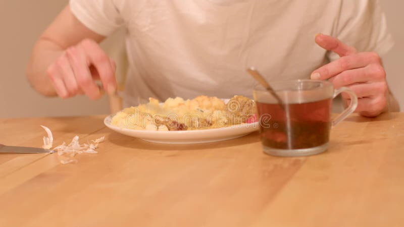 简单背景中在木桌上喝茶吃饭的人 影视素材