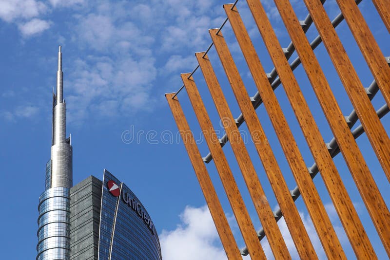 米兰,意大利- 2018年2月11日:Unicredit塔和Unicredit亭子看法在米兰财政地区 免版税图库摄影 米兰,意大利- 2018年2月11日:Unicredit塔和Unicredit亭子看法在米兰财政地区 免版税图库摄影