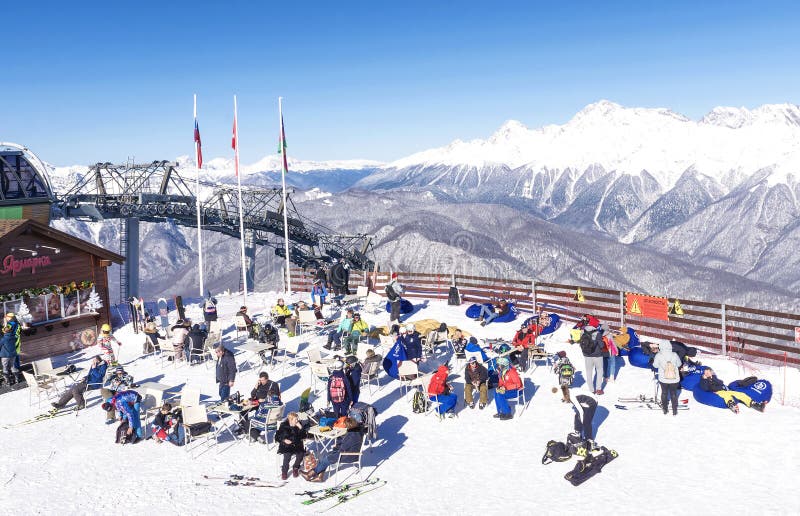 索契 俄罗斯 — 2019年12月6日:滑雪者和单板滑雪者在赛后休息 索契的卡斯纳亚波利亚纳滑雪胜地 免版税库存图片 索契 俄罗斯 — 2019年12月6日:滑雪者和单板滑雪者在赛后休息 索契的卡斯纳亚波利亚纳滑雪胜地 免版税库存图片