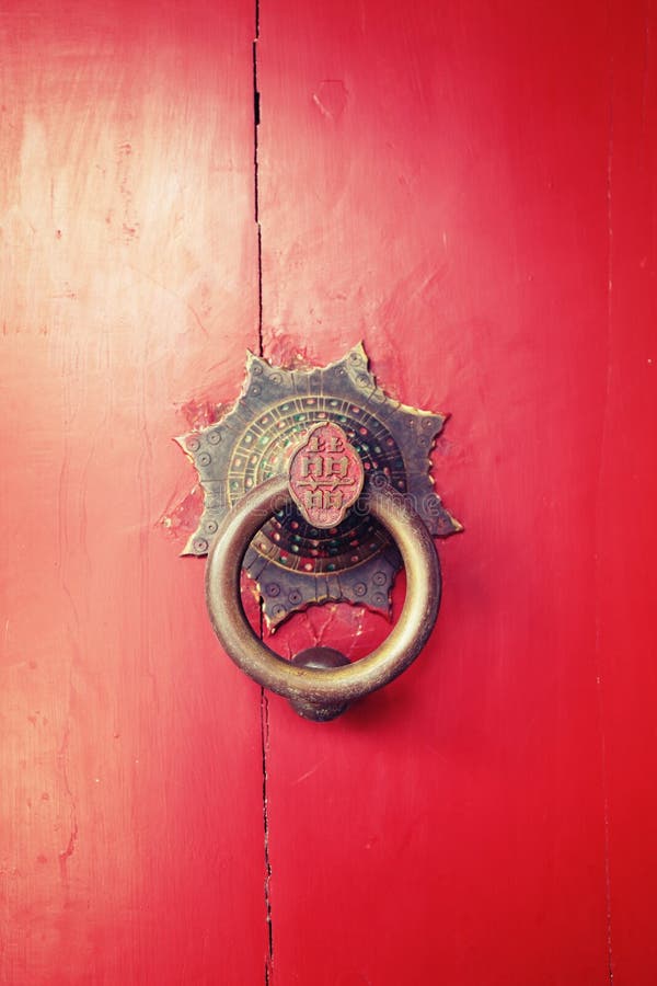繁体中文通道门环和红色木门