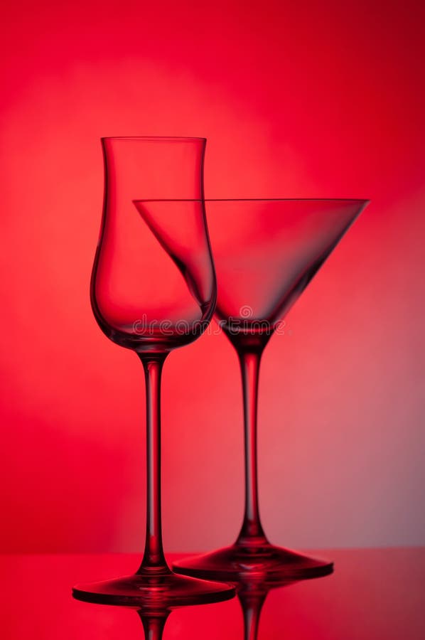 红色背景中的空玻璃杯 图库摄影