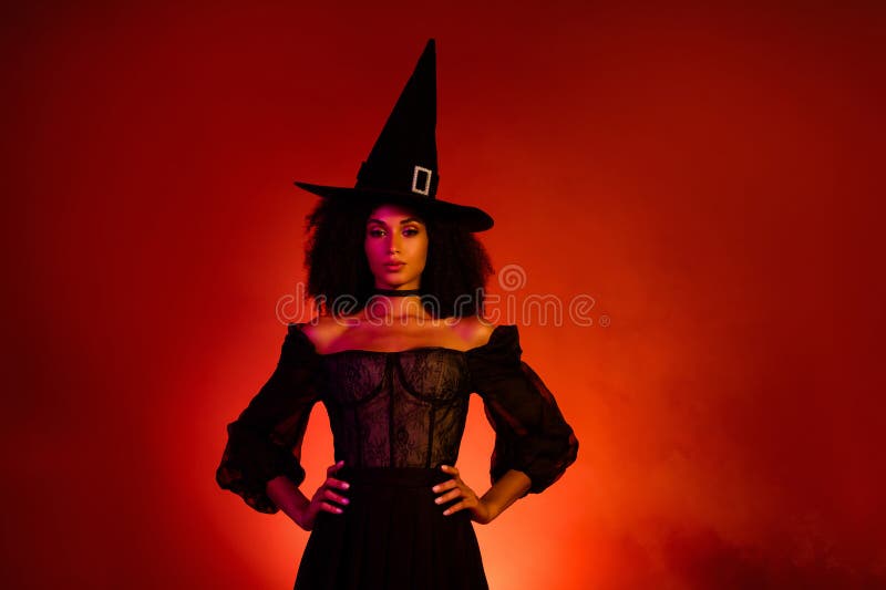 红色迷雾地狱中危险的高神魔女召唤恶魔的照片 免版税图库摄影