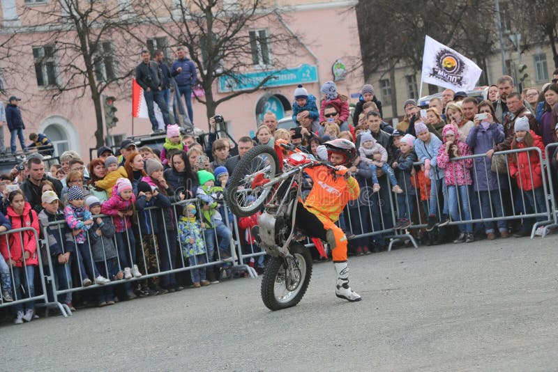 约什卡尔奥拉,俄罗斯- 2018年5月5日:Motoshow在城市的中心广场 在摩托车的把戏,替身演员,特技骑马 免版税图库摄影 约什卡尔奥拉,俄罗斯- 2018年5月5日:Motoshow在城市的中心广场 在摩托车的把戏,替身演员,特技骑马 免版税图库摄影