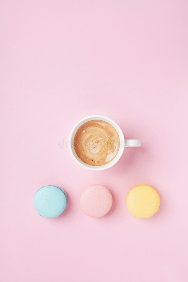 结块macaron和咖啡在粉红彩笔背景顶视图 舒适早晨早餐时尚舱内甲板位置 甜蛋白杏仁饼干 免版税库存照片 结块macaron和咖啡在粉红彩笔背景顶视图 舒适早晨早餐时尚舱内甲板位置 甜蛋白杏仁饼干 免版税库存照片