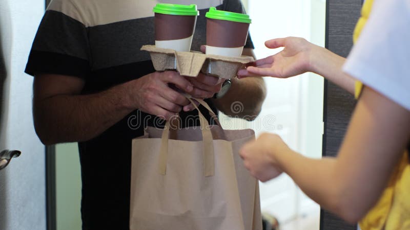 给一个年轻男子送咖啡和食物的特写女子. 内射. 食物递送概念. 股票视频 - 视频 包括有 职业, 发运: 259414809
