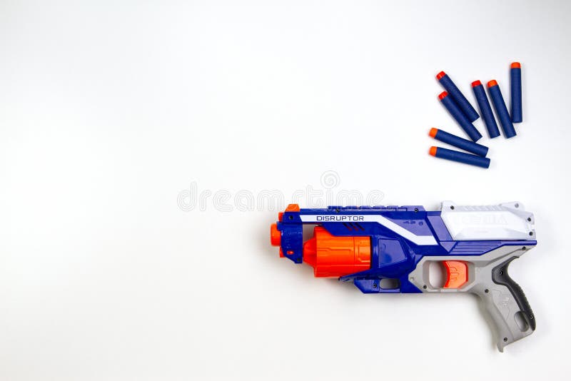维尔纽斯，Lithuaania - 2019年3月5日：Nerf N罢工精华分裂器爆裂药和替换物在白色背景的子弹箭 免版税库存图片