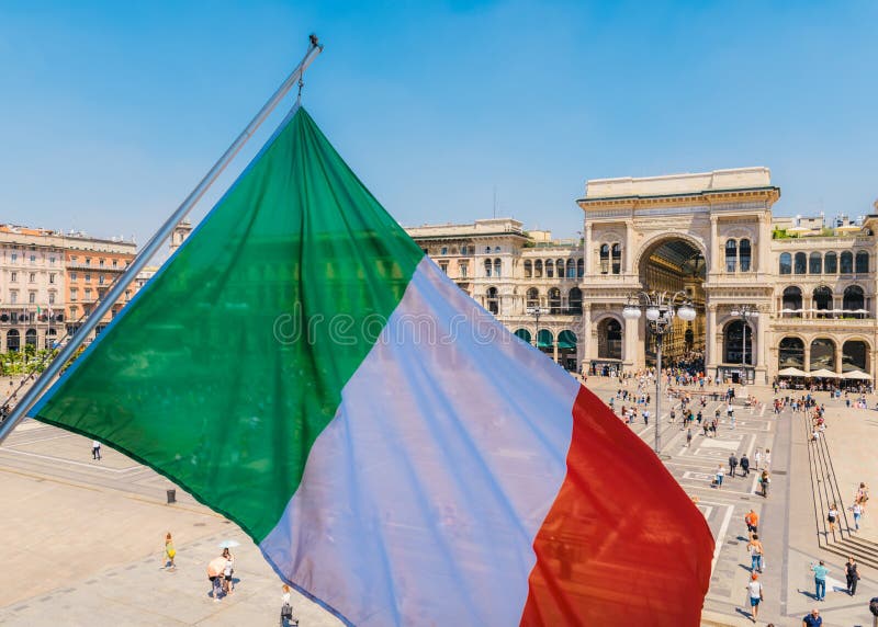 维托里奥Emanuele II纪念碑在米兰，有意大利旗子的意大利
