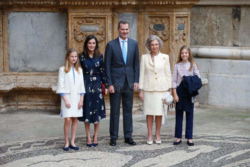 西班牙王室成员在马略卡岛参加周日复活节弥撒，合影留念 库存图片