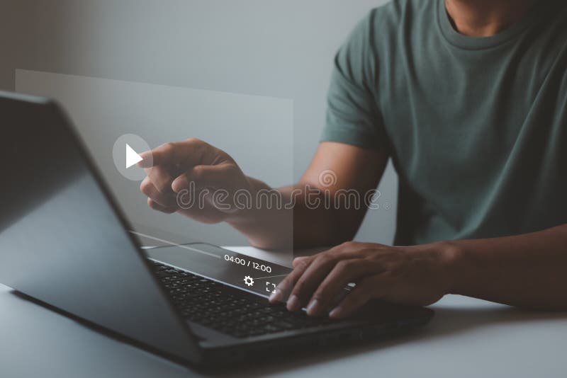 网络视频流及多媒体技术概念的人观看和直播窗口. 在线流 免版税库存照片