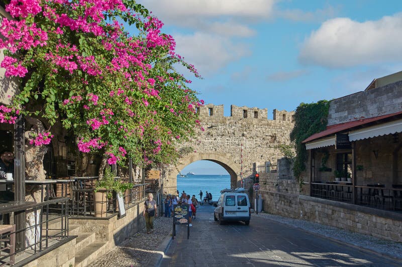 罗达斯希腊2025年5月17日 : 具有活力的九重葛的历史拱门 库存图片