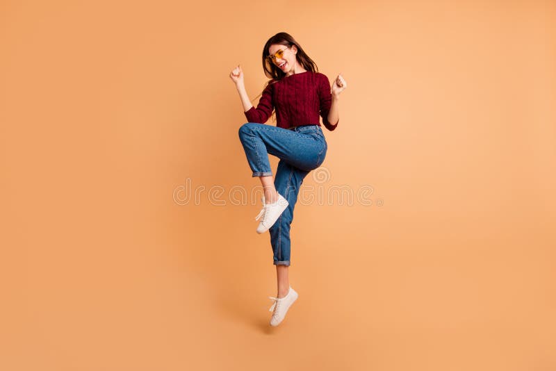美丽全长旁边外形身体尺寸的照片她她的跳高手胳膊拳头的夫人提高了偶然穿戴的specs 免版税库存照片 美丽全长旁边外形身体尺寸的照片她她的跳高手胳膊拳头的夫人提高了偶然穿戴的specs 免版税库存照片