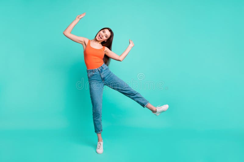 美丽全长身体尺寸的照片她她夫人脾气随和的人周末假期心情自由活跃能量穿戴 免版税库存照片 美丽全长身体尺寸的照片她她夫人脾气随和的人周末假期心情自由活跃能量穿戴 免版税库存照片