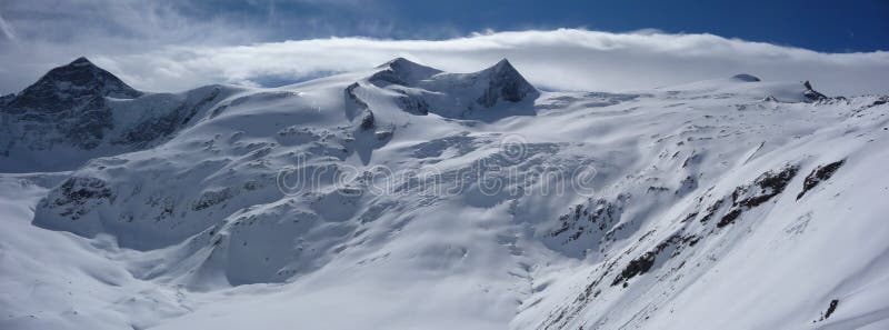 美丽如画的深刻的冬天山风景在以山峰和被撕毁的狂放的冰川为目的奥地利阿尔卑斯 库存照片