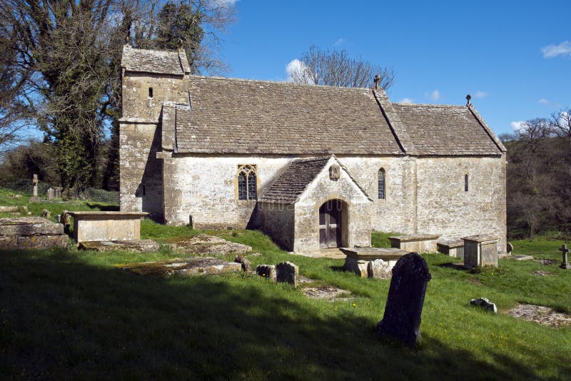 美丽如画的老教会, Duntisbourne唤醒, Cotswolds,英国 免版税库存照片 美丽如画的老教会, Duntisbourne唤醒, Cotswolds,英国 免版税库存照片