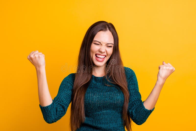 美丽接近的照片叫喊她她夫人眼睛关闭了开放暴牙的嘴胳膊拳头被举欲死欲仙空气棕色的眼睛 免版税库存照片 美丽接近的照片叫喊她她夫人眼睛关闭了开放暴牙的嘴胳膊拳头被举欲死欲仙空气棕色的眼睛 免版税库存照片