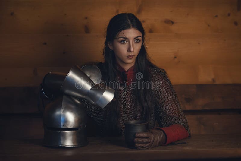 美丽的中世纪女孩战士画象一个chainmail敞篷的有盔甲的在手上 库存照片 美丽的中世纪女孩战士画象一个chainmail敞篷的有盔甲的在手上 库存照片