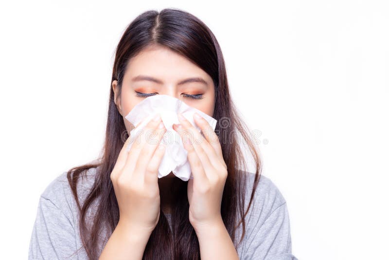 美丽的亚裔妇女有感冒或流感 她感到病和头昏眼花 俏丽的通过使用薄纸的女孩吹的鼻子 她有鼻 免版税图库摄影 美丽的亚裔妇女有感冒或流感 她感到病和头昏眼花 俏丽的通过使用薄纸的女孩吹的鼻子 她有鼻 免版税图库摄影