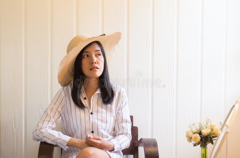 美丽的亚裔妇女画象放松和在家坐在窗口附近,正面认为,好态度 库存图片 美丽的亚裔妇女画象放松和在家坐在窗口附近,正面认为,好态度 库存图片