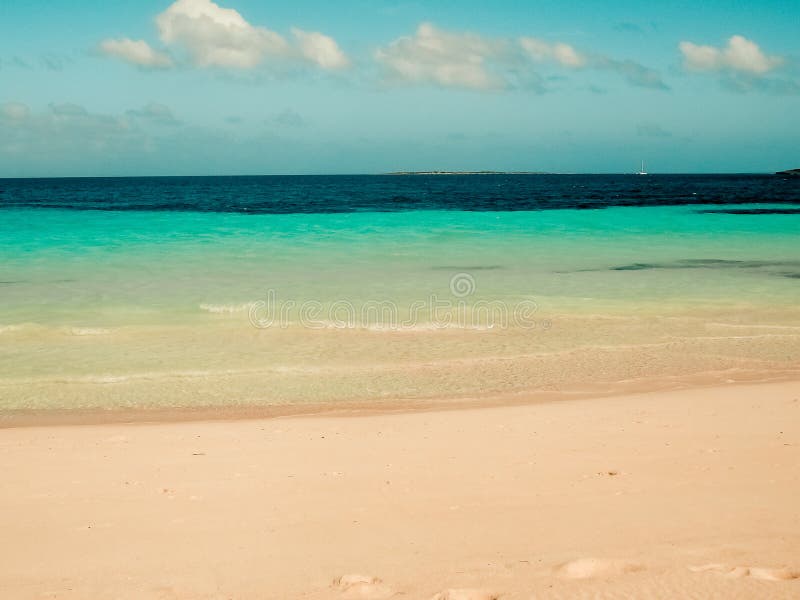美丽的加勒比海滩,透明的水与阳光相抵 古巴海滩,卡约拉斯布鲁哈斯 热带 平静的海洋,棕榈 库存照片 美丽的加勒比海滩,透明的水与阳光相抵 古巴海滩,卡约拉斯布鲁哈斯 热带 平静的海洋,棕榈 库存照片