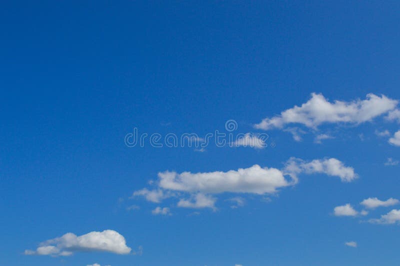 美丽的天空蔚蓝明亮晴朗与美丽如画白色蓬松的云彩 背景,墙纸,纹理 库存图片 美丽的天空蔚蓝明亮晴朗与美丽如画白色蓬松的云彩 背景,墙纸,纹理 库存图片