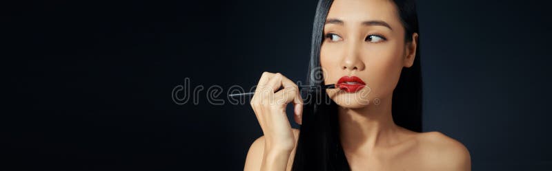 美丽的女人涂唇膏. 漂亮的女人脸. 编制详细信息. 美貌美女. 红嘴唇和钉子 免版税库存图片