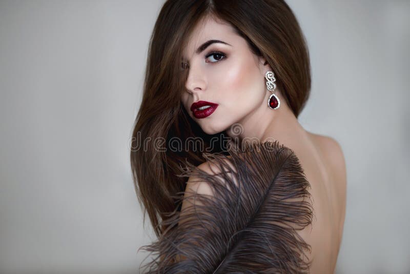 美丽的妇女年轻人 肉欲的深色的女性剧烈的室内画象有长的头发的 哀伤和严肃的女孩 图库摄影 美丽的妇女年轻人 肉欲的深色的女性剧烈的室内画象有长的头发的 哀伤和严肃的女孩 图库摄影