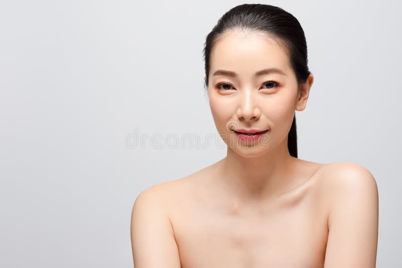 美丽的年轻亚裔妇女干净的新光秃的皮肤概念画象 亚洲女孩秀丽面孔skincare和健康健康, 免版税库存图片 美丽的年轻亚裔妇女干净的新光秃的皮肤概念画象 亚洲女孩秀丽面孔skincare和健康健康, 免版税库存图片