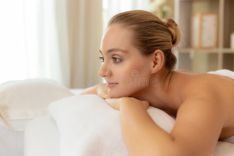 美丽的年轻女人得到放松在温泉沙龙 按摩的迷人的美女等待的按摩治疗师在美丽 库存图片 美丽的年轻女人得到放松在温泉沙龙 按摩的迷人的美女等待的按摩治疗师在美丽 库存图片