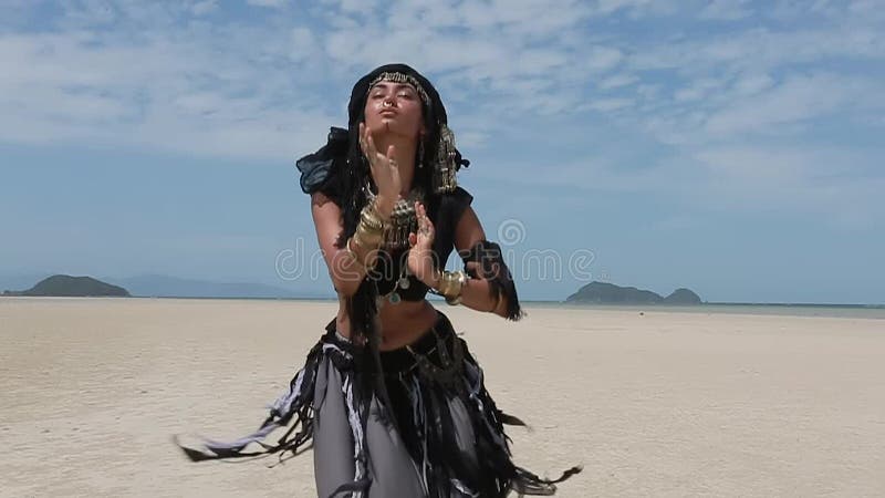美丽的年轻时髦的部族舞蹈家 跳舞东方的服装的妇女户外