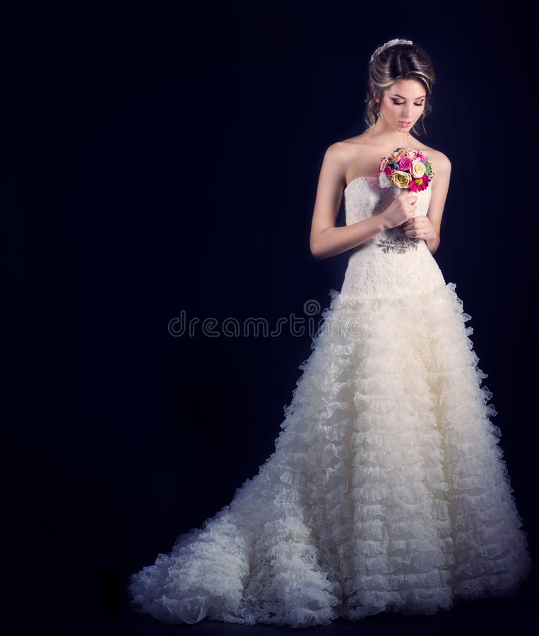 美丽的柔和的一套白色婚礼礼服的妇女愉快的新娘与与一种美好的婚礼发型的一间火车客舱与白色flowe 免版税库存照片 美丽的柔和的一套白色婚礼礼服的妇女愉快的新娘与与一种美好的婚礼发型的一间火车客舱与白色flowe 免版税库存照片