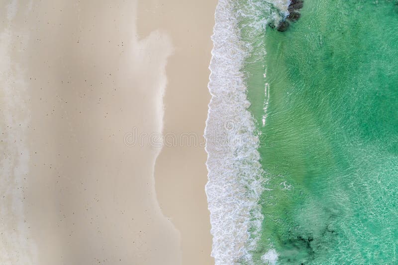 美丽的热带白色空的海滩和海挥动从上面看见 塞舌尔群岛海滩鸟瞰图 免版税库存照片 美丽的热带白色空的海滩和海挥动从上面看见 塞舌尔群岛海滩鸟瞰图 免版税库存照片