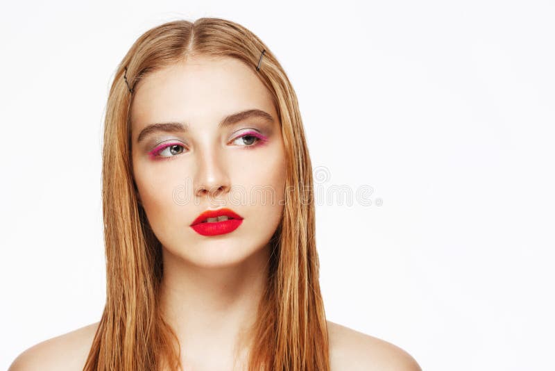 年轻美丽的确信的女孩特写镜头画象有明亮的组成 奶油被装载的饼干 查出 免版税图库摄影 年轻美丽的确信的女孩特写镜头画象有明亮的组成 奶油被装载的饼干 查出 免版税图库摄影