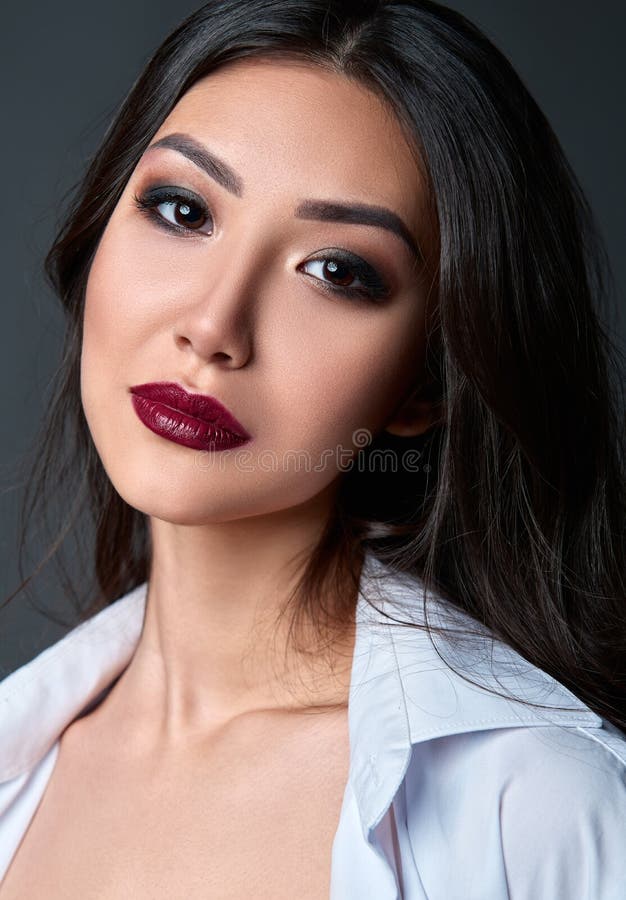 美丽的纵向工作室妇女年轻人 甜女孩特写镜头反对灰色背景的 免版税图库摄影 美丽的纵向工作室妇女年轻人 甜女孩特写镜头反对灰色背景的 免版税图库摄影